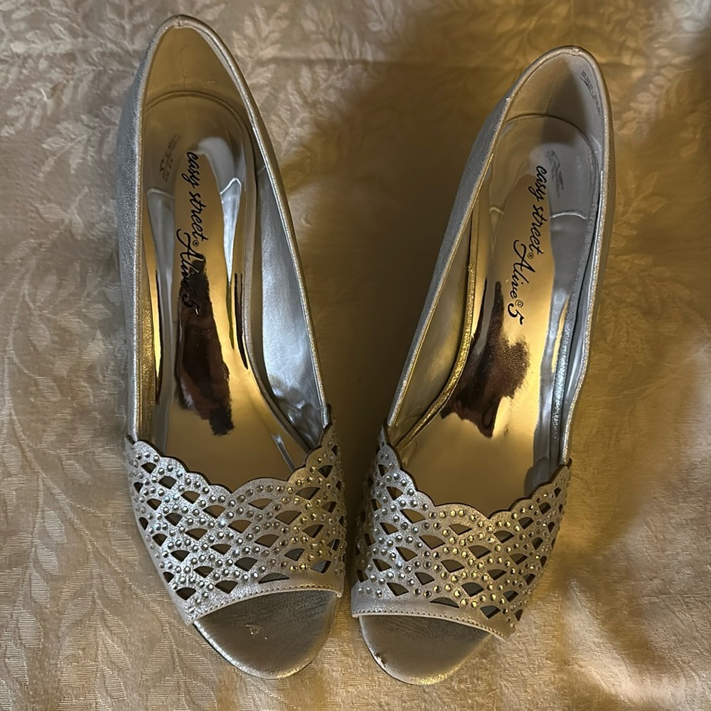 Easy Street Women's Silver Peep-Toe Heels